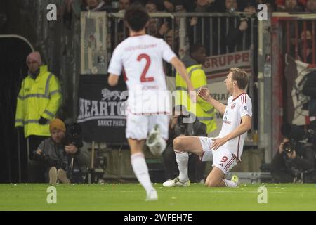 Nach seinem Tor zum 1:0 rutscht Vincent Vermeij (fortuna Duesseldorf, #09) jubelnd ueber den Rasen. Takashi Uchino (fortuna Duesseldorf, n. 02) eilt hinzu. Fußball: DFB Pokal, Saison 2023/2024, Viertelfinale, FC St. Pauli - fortuna Duesseldorf am 30.01.2024 im Millerntor-Stadion ad Amburgo. Wichtiger Hinweis: Gemaess den Vorgaben der DFL Deutsche Fussball Liga bzw. Des DFB Deutscher Fussball-Bund ist es untersagt, in dem Stadion und/oder vom Spiel angefertigte Fotoaufnahmen in forma von Sequenzbildern und/oder videoaehnlichen Fotostrecken zu verwerten bzw. verwerten zu lassen. Foto: Kirchner-medi Foto Stock