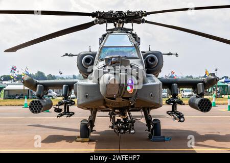 Boeing AH-64D Apache Attack Helicopter sull'asfalto della RAF Fairford. Regno Unito - 13 luglio 2018 Foto Stock