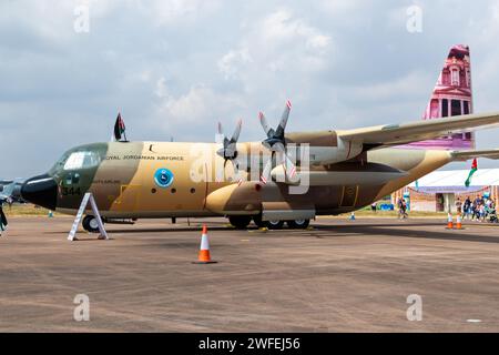 Royal Jordanian Air Force Lockheed C-130H Hercules aereo da trasporto da 3 Squadron Airlift Wing sull'asfalto della base aerea RAF Fairford. Fairford, Regno Unito - Foto Stock