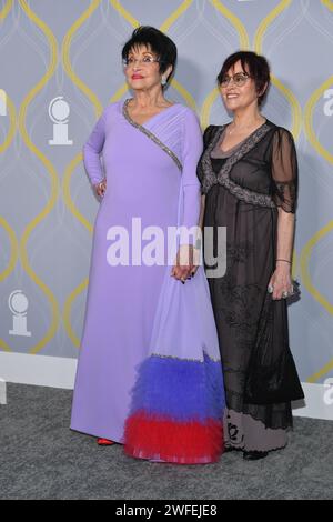 Chita Rivera (L) e sua figlia Lisa Mordente partecipano al 75 ° annuale Tony Awards al radio City Music Hall il 12 giugno 2022 a New York City. Foto Stock