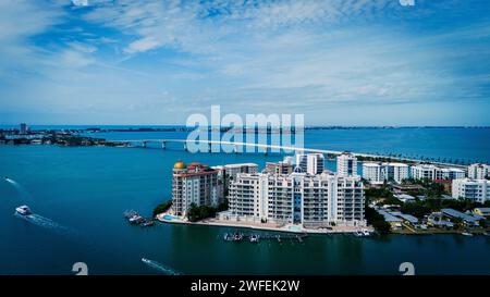 Una vista aerea del centro di Sarasota con il Ponte Ringling alle sue spalle Foto Stock