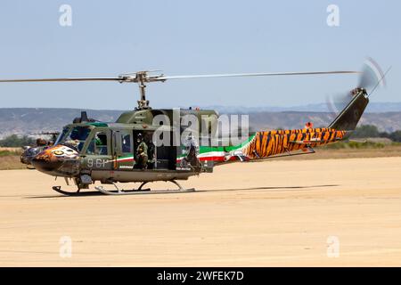 Elicottero militare Agusta Bell AB-212 dell'Aeronautica militare italiana da 21 gruppo atterrando sulla base aerea di Saragozza. Saragozza, Spagna - 20 maggio 2016 Foto Stock