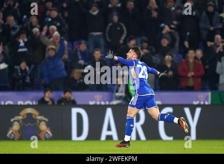 Yunus Akgun di Leicester City celebra il terzo gol della loro squadra durante la partita del campionato Sky Bet al King Power Stadium di Leicester. Data immagine: Martedì 30 gennaio 2024. Foto Stock