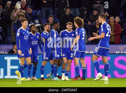 Yunus Akgun di Leicester City celebra il terzo gol della loro squadra durante la partita del campionato Sky Bet al King Power Stadium di Leicester. Data immagine: Martedì 30 gennaio 2024. Foto Stock