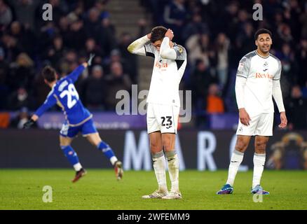 Nathan Wood (centro) di Swansea City reagisce dopo aver concesso un terzo gol della partita allo Yunus Akgun di Leicester City durante la partita del campionato Sky Bet al King Power Stadium di Leicester. Data immagine: Martedì 30 gennaio 2024. Foto Stock