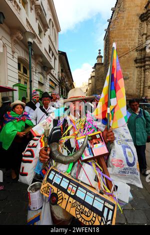 La Paz, BOLIVIA; 24 gennaio 2015. Un uomo vestito da ekeko partecipa a una sfilata per le strade di la Paz per accogliere il ritorno di un'antica illa (o statua) di un ekeko per la sua prima apparizione al festival Alasitas, che inizia oggi. L'ekeko è un dio Aymara dell'abbondanza e un personaggio particolarmente associato al festival. Foto Stock