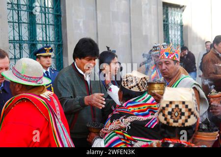 La Paz, BOLIVIA; 24 gennaio 2015. Una sciamana donna saluta il presidente boliviano Evo Morales in un evento per celebrare l'inizio del festival Alasitas a la Paz. Dietro il centro immagine Evo il Canciller / Ministro degli affari Esteri David Choquehuanca Foto Stock