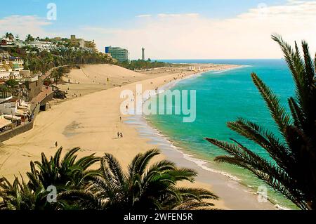 Strand auf Fuerteventura-Süd vorn Morro Jable dann Jandia - Vorbei an Neuerrichteten Robinson Club und Jandia Leuchtturm - gesehen AM 09.01.2019 *** Spiaggia a Fuerteventura sud di fronte a Morro Jable poi Jandia passando davanti al Robinson Club di nuova costruzione e al faro di Jandia visto il 09 01 2019 Foto Stock