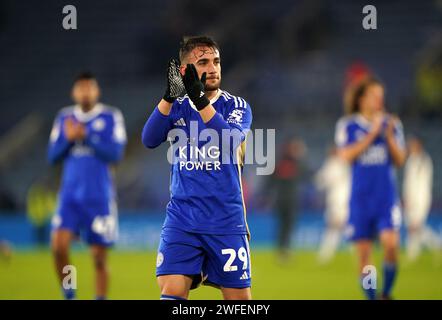 Yunus Akgun di Leicester City applaude i tifosi dopo la partita del campionato Sky Bet al King Power Stadium di Leicester. Data immagine: Martedì 30 gennaio 2024. Foto Stock