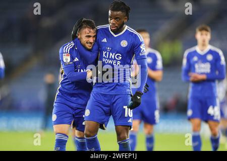 Leicester, Regno Unito. 30 gennaio 2024. Leicester City Forward Yunus Akgun (29) Leicester City Forward Stephy Mavididi (10) festeggia la vittoria dopo il Leicester City FC contro Swansea City FC al King Power Stadium, Leicester, Inghilterra, Regno Unito il 30 gennaio 2024 Credit: Every Second Media/Alamy Live News Foto Stock