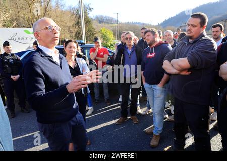 Ussac/Gare d'Aubazine, Francia. 30 gennaio 2024. Rabbia e manifestazioni da parte degli agricoltori in Francia. Gli agricoltori di Corrèze lasciano l'autostrada A20 che bloccano per effettuare un'ispezione presso un'azienda specializzata nella trasformazione e commercializzazione della frutta a guscio. Vogliono controllare la proporzione di noci francesi rispetto a quelle importate da paesi stranieri che non sono soggette alle stesse norme. Ussac/Gare d'Aubazine, Corrèze, Limousin, nuova Aquitania, Francia, Europa. Foto di Hugo Martin/Alamy Live News. Foto Stock