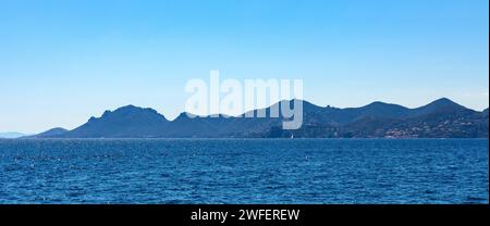 Montagne rocciose delle Alpi e scogliere sul golfo di Golfe de la Napoule nel Mar Mediterraneo della Costa Azzurra al largo di Cannes in Francia Foto Stock