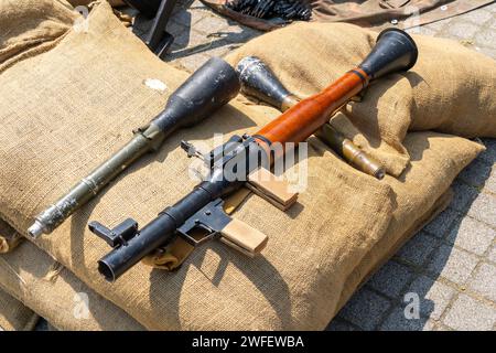 Vecchio lanciagranate anticarro sovietico RPG-7 con granate Foto Stock