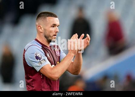 John McGinn dell'Aston Villa applaude i tifosi dopo la partita di Premier League a Villa Park, Birmingham. Data immagine: Martedì 30 gennaio 2024. Foto Stock