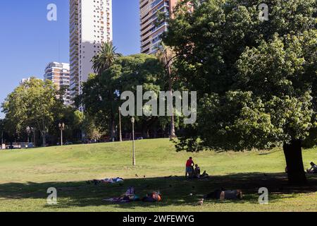 Buenos Aires, Buenos Aires, Argentina. 30 gennaio 2024. Il servizio meteorologico Nazionale (SMN, nel suo acronimo spagnolo) ha emesso un allarme giallo. Il caldo intenso rimarrà almeno fino al fine settimana. (Immagine di credito: © Esteban Osorio/ZUMA Press Wire) SOLO USO EDITORIALE! Non per USO commerciale! Foto Stock