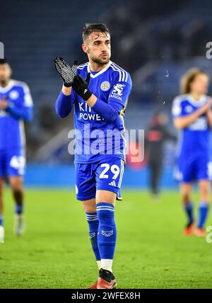 King Power Stadium, Leicester, Regno Unito. 30 gennaio 2024. EFL Championship Football, Leicester City contro Swansea City; Yunus Akgun di Leicester applaude i tifosi di casa dopo il fischio finale Credit: Action Plus Sports/Alamy Live News Foto Stock