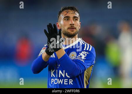 Yunus Akgün di Leicester City applaude i tifosi alla fine della partita del campionato Sky Bet Leicester City vs Swansea City al King Power Stadium, Leicester, Regno Unito, 30 gennaio 2024 (foto di Gareth Evans/News Images) in, il 1/30/2024. (Foto di Gareth Evans/News Images/Sipa USA) credito: SIPA USA/Alamy Live News Foto Stock