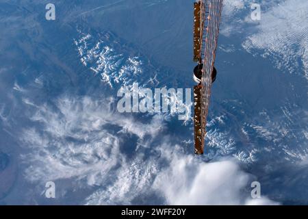 Pannello solare ISS e paesaggio dietro. Foto Stock