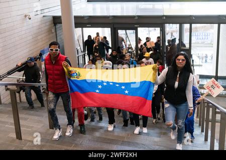 Seattle, Stati Uniti. 30 gennaio 2024. Marcia con la protesta dei rifugiati Tukwila. I manifestanti si riunirono oggi al municipio di Seattle e marciarono verso la camera del Consiglio comunale per sostenere i rifugi Tukwila. I 200 rifugi sono attualmente in un hotel a Tukwila che si rifiuta di lasciare le loro sistemazioni alberghiere. I rifugi sono stati spostati da una chiesa locale all'hotel della zona a causa del drastico calo di temperatura. Seattle ha visto un forte aumento dei senzatetto a causa dell'aumento dei valori immobiliari e degli affitti. La crisi dei rifugi ha aggiunto ulteriore stress ai già sopraffatti programmi inospitali in atto. Crediti: James Anderson/Alamy Foto Stock