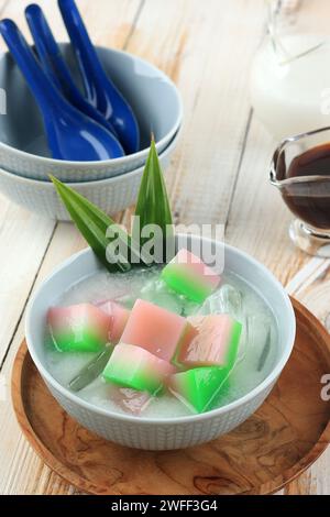 Es Selendang Mayang. Tradizionale bevanda Dessert da Giacarta, Indonesia. Budino di farina di riso servito con latte di cocco e sciroppo dolce Foto Stock