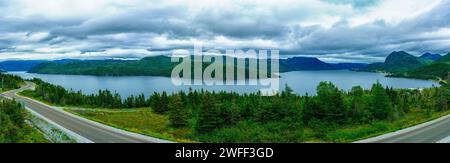 Road e Bonne Bay a Woody Point, Gros Morne National Park, Terranova, Canada Foto Stock