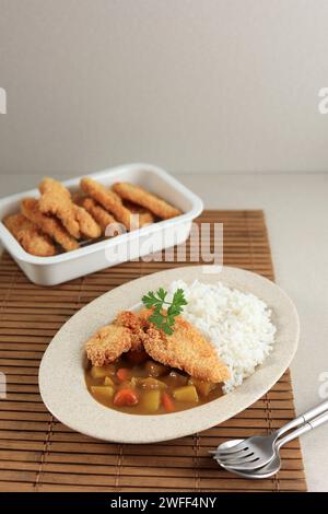 Cotoletta di maiale fritta o pollo Tonkatsu Curry con riso bianco, stile giapponese Foto Stock