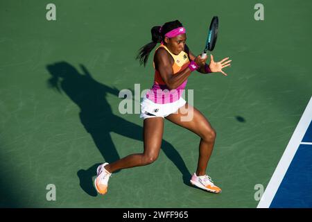 Cori Gauff degli Stati Uniti contro Jessica Pegula degli Unites States durante il loro Singles Round 1 match nell'ambito del Dubai Duty Free Tennis Championships WTA 500 il 14 febbraio 2022 a Dubai, Emirati Arabi Uniti. Foto di Victor Fraile / Power Sport Images Foto Stock