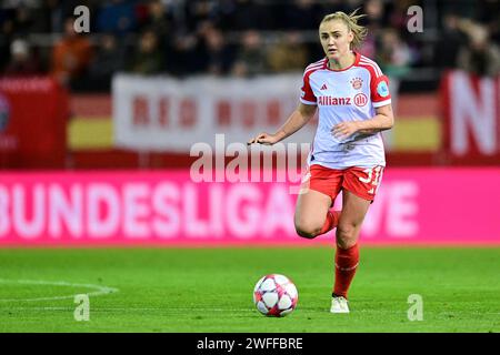 Georgia Stanway (FC Bayern München, FCB, 31) AM Ball, Freisteller, Ganzkörper, Einzelbild, Aktion, Action, 30.01.2024, München (Deutschland), Fussball, UEFA Womens Champions League, gruppo C, FC Bayern München - Paris Saint-Germain Foto Stock