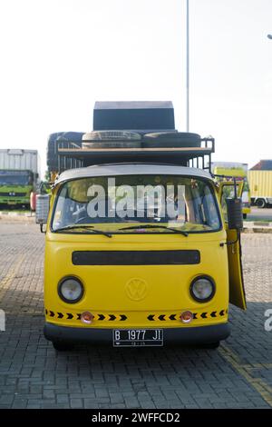 Volkswagen kombi gialla o autobus parcheggiato sulla strada laterale Foto Stock