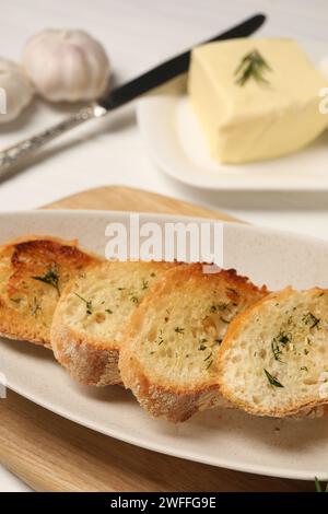 Gustosa baguette con aglio e aneto sul tavolo, primo piano Foto Stock