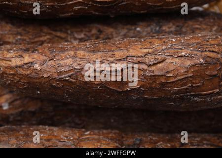 Radici di cassava fresche come sfondo, vista dall'alto Foto Stock