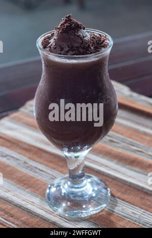 La frappe ghiacciata di cioccolato è servita fredda Foto Stock