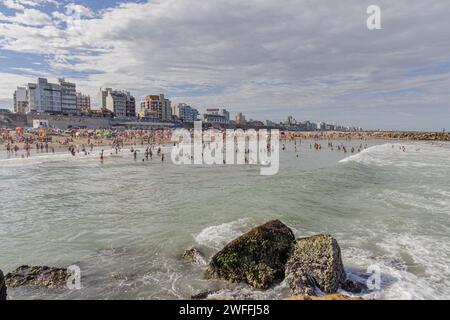 Mar del Plata, Argentina - 15 gennaio 2024: I turisti si godono il mare presso la spiaggia Stella Maris di Mar del Plata. Foto Stock