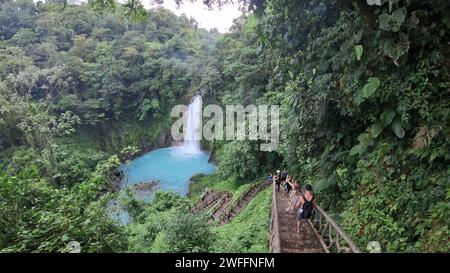 Alajuela, Costa Rica: Gennaio 6,2024: Cascata di Rio Celeste e stagno nel Parco Nazionale del Vulcano Tenorio, provincia di Alajuela, Costa Rica Foto Stock