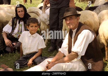 Famiglia che vende animali da fattoria in una fiera di campagna nella contea di Vrancea, Romania, circa 1991 Foto Stock