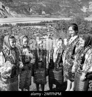 Donne che indossano costumi tradizionali nella contea di Vrancea, Romania, circa 1978 Foto Stock