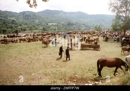 Fiera di campagna nella contea di Vrancea, Romania, circa 1972 Foto Stock