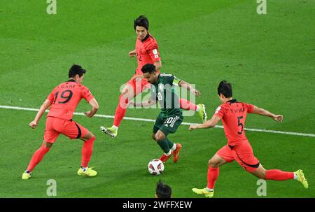 Doha, Qatar. 30 gennaio 2024. Salem Aldawsari (2° R) è difeso dai calciatori sudcoreani Kim Young-Gwon (1° L), Park Yong-Woo (1° R) e Seol Young-Woo durante il round del 16 match tra Arabia Saudita e Corea del Sud alla AFC Asian Cup Qatar 2023 a Doha, Qatar, 30 gennaio 2024. Crediti: Sun Fanyue/Xinhua/Alamy Live News Foto Stock