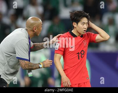 Doha, Qatar. 30 gennaio 2024. L'assistente allenatore della Corea del Sud Cha Du-Ri (L) istruisce Lee Kang-in durante il round of 16 match tra Arabia Saudita e Corea del Sud alla AFC Asian Cup Qatar 2023 a Doha, Qatar, 30 gennaio 2024. Crediti: Jia Haocheng/Xinhua/Alamy Live News Foto Stock