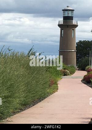 Una passerella con cespugli che conduce all'unico faro che si trova su un fiume, (il fiume Columbia), a Washington, Stati Uniti Foto Stock