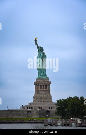 Vista laterale della Statua della libertà in un giorno nuvoloso - New York City, USA Foto Stock