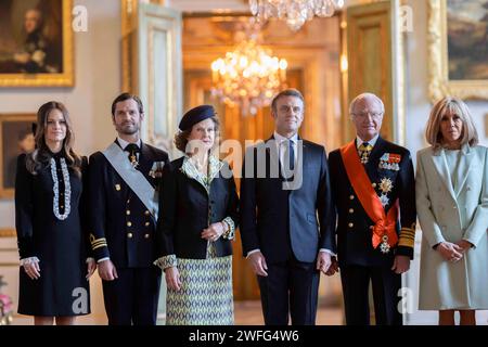 Re Carlo XVI Gustavo di Svezia, Regina Silvia di Svezia il presidente francese Emmanuel Macron Brigitte Macron Principessa ereditaria Vittoria di Svezia il principe Carlo Filippo di Svezia la Principessa Sofia e il principe Daniel posano per una foto durante una cerimonia ufficiale di benvenuto al Palazzo reale di Stoccolma, Svezia, il 30 gennaio, 2024. La coppia presidenziale francese fa una visita di stato di due giorni in Svezia, che ha chiesto di aderire alla NATO dopo l'invasione russa dell'Ucraina, con la difesa come un problema chiave durante la visita. Foto di Eliot Blondet/ABACAPRESS.COM Foto Stock