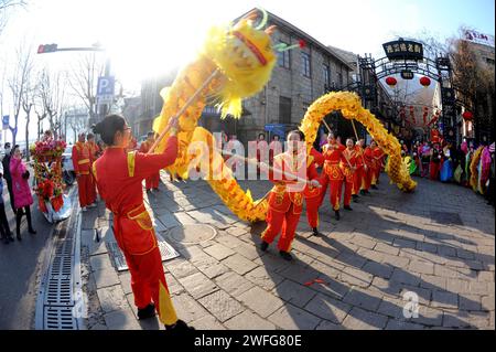 Gli artisti eseguono programmi popolari per celebrare il Festival di Primavera nella città di Lianyungang, nella provincia di Jiangsu della Cina orientale, il 28 gennaio 2024. Foto Stock