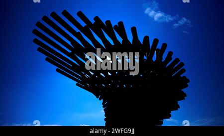 Un'attrazione popolare Singing Ringing Tree catturata dalla silhouette con un cielo azzurro alle spalle. Foto Stock