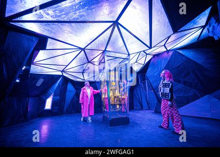 I controlli finali e i ritocchi finali vengono effettuati in una delle più recenti sale di installazione artistica, Crystal Chamber presso l'installazione di fantasia e immersiva, OUTERverse, presso il Wake the Tiger di Bristol, prima dell'apertura al pubblico il 2 febbraio. Data immagine: Martedì 30 gennaio 2024. Foto Stock