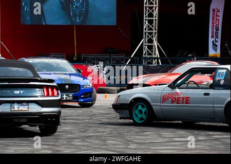 Bogotà, Colombia. 27 gennaio 2024. Un gruppo di Ford Mustangs attende uno spettacolo alla deriva durante l'MCM Show 2024 a Bogotà, Colombia, dove appassionati e collezionisti di automobili si riuniscono per apprezzare la cultura automobilistica colombiana intorno a tuning, supercar e classici, il 27 gennaio 2024. Foto di: Chepa Beltran/Long Visual Press Credit: Long Visual Press/Alamy Live News Foto Stock