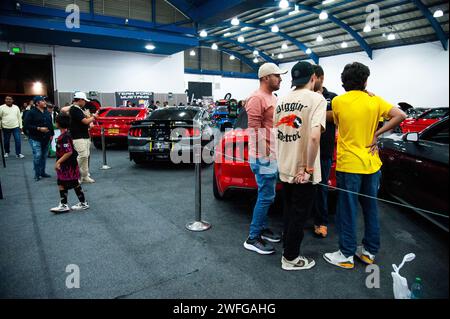 Bogotà, Colombia. 27 gennaio 2024. Un gruppo di persone si riunisce per guardare le muscle car durante l'MCM Show 2024 a Bogotà, Colombia, dove appassionati e collezionisti di automobili si riuniscono per apprezzare la cultura automobilistica colombiana intorno a tuning, supercar e classici, il 27 gennaio 2024. Foto di: Chepa Beltran/Long Visual Press Credit: Long Visual Press/Alamy Live News Foto Stock