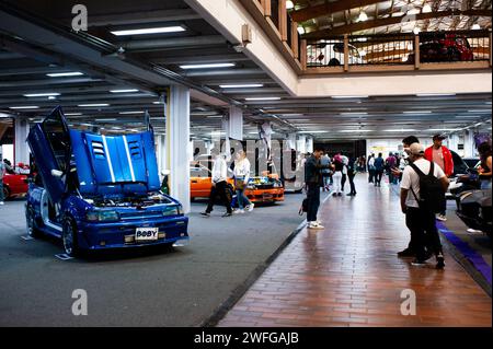 Bogotà, Colombia. 28 gennaio 2024. Le persone si riuniscono per vedere le auto sintonizzate durante l'MCM Show 2024 a Bogotà, Colombia, dove appassionati e collezionisti di automobili si riuniscono per apprezzare la cultura automobilistica colombiana intorno a tuning, supercar e classici, il 28 gennaio 2024. Foto di: Chepa Beltran/Long Visual Press Credit: Long Visual Press/Alamy Live News Foto Stock