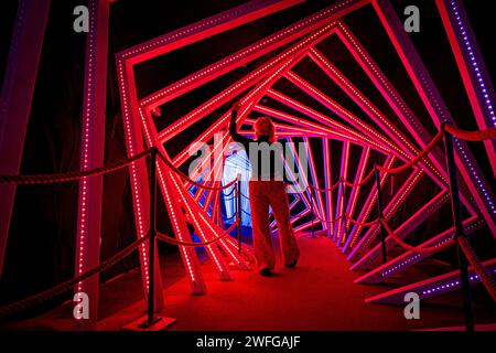 I controlli finali e i ritocchi finali vengono effettuati presso l'installazione artistica immersiva e fantasy, OUTERverse, al Wake the Tiger di Bristol, prima dell'apertura al pubblico il 2 febbraio. Data immagine: Martedì 30 gennaio 2024. Foto Stock
