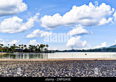 Vista della spiaggia di Alcudia, vicino al porto. Isole Baleari, Spagna Foto Stock